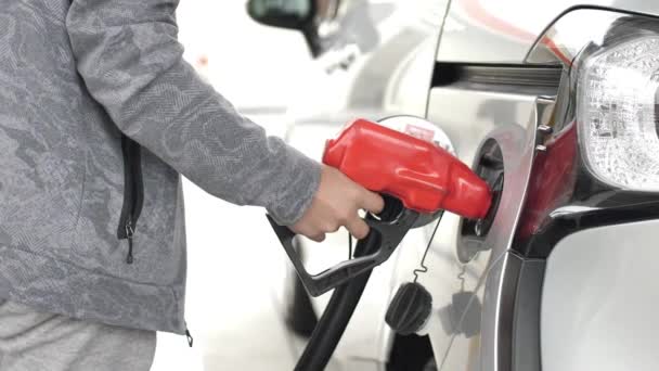 Bir Adam Benzin Istasyonundaki Bir Arabayı Doldurmak Için Benzin Pompası — Stok video