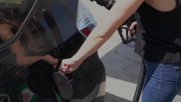 Muž Používá Palivové Čerpadlo Aby Naplnil Auto Benzínky — Stock video