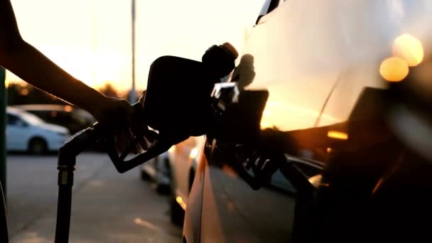 Человек Использует Бензин Наполняющий Сопла Бензином Своей Машины — стоковое видео