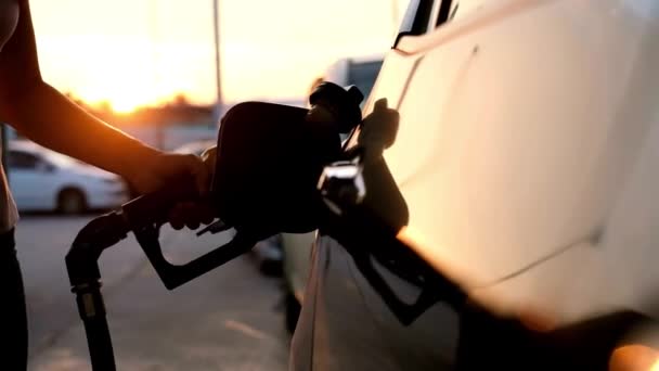 Omul Foloseste Benzina Pompa Gaz Pentru Masina — Videoclip de stoc