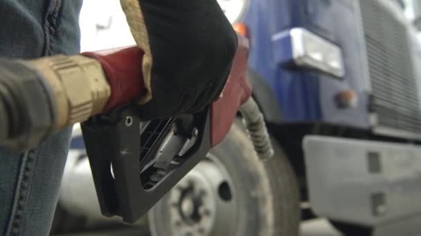 Fechar Homem Bombeando Combustível Gasolina Posto Gasolina — Vídeo de Stock