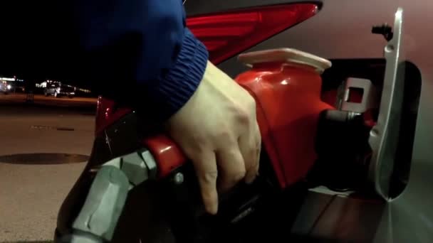 ガソリンスタンドでガソリンを汲み上げる男の閉鎖 — ストック動画