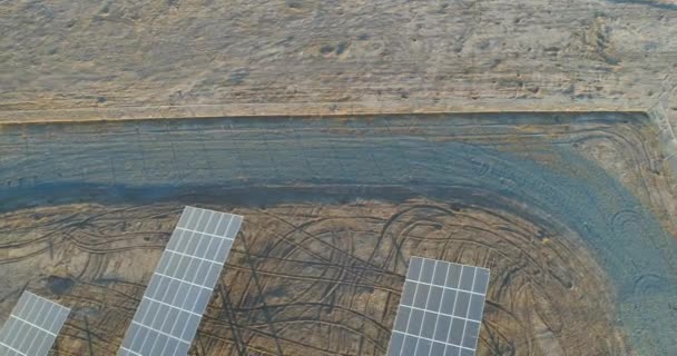4K太陽光パネルファーム 太陽電池 の空中ビュー 再生可能なグリーン代替エネルギーの概念太陽光パネルフィールド上のドローン飛行 — ストック動画