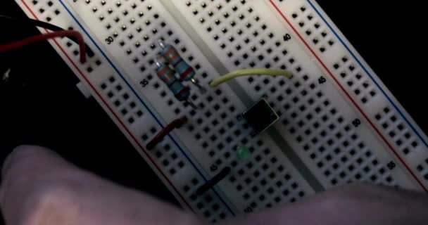 Breadboard Μηχανικός Κτίριο Κυκλώματα Απλό Arduino Σπιτικά Οδήγησε — Αρχείο Βίντεο
