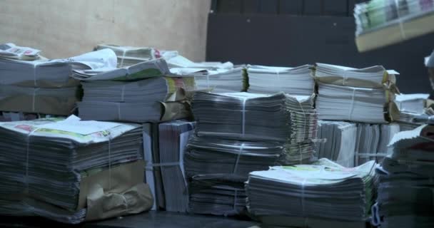 Gazete Bir Yığın Kağıt Gazete Tarafından Dağıtılıyor — Stok video