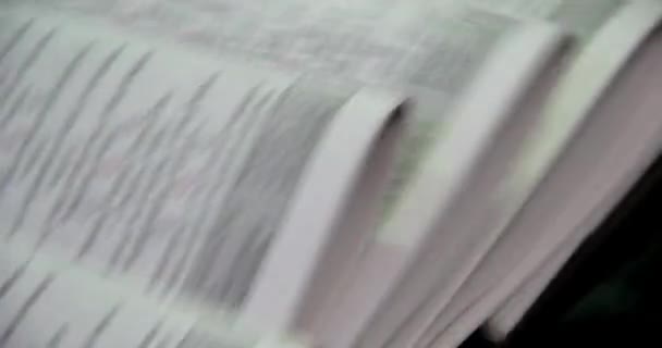 Matbaa Fabrikası Haber Makinesinde Gazete Yazdırma Işlemi — Stok video