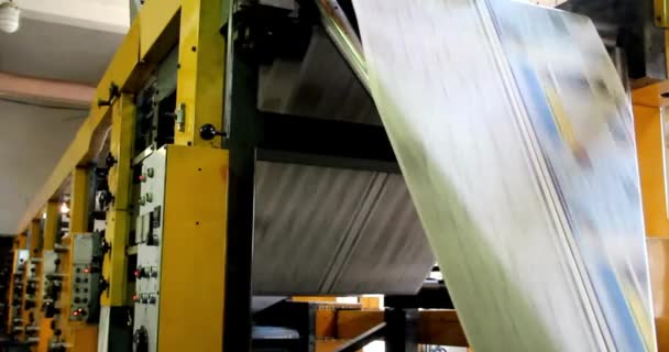 Proses Pencetakan Koran Dalam Mesin Berita Pabrik Percetakan Bergulir — Stok Video