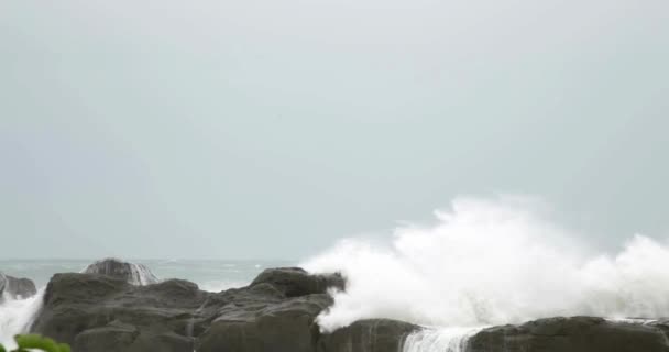 飓风戈尼在菲律宾被称为 超级台风罗莉 在雷鸣台风戈尼来临之前 风浪汹涌的海滩 — 图库视频影像