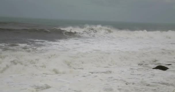 海浪背景下的海洋风暴冲破了海洋水岩 — 图库视频影像