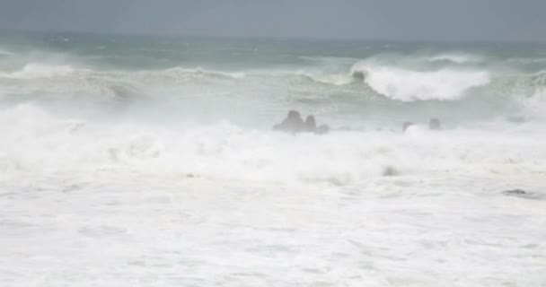 海浪背景下的海洋风暴冲破了海洋水岩 — 图库视频影像
