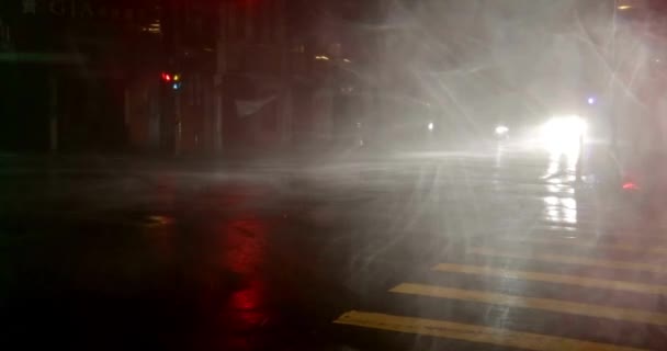 Нічна Міська Вулиця Під Час Дощу Буря Погода Сильний Дощ — стокове відео