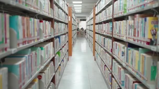 Bokhyllor Moderna Universitetsbibliotek Med Hyllor Fulla Böcker Utbildning Bakgrund Tillbaka — Stockvideo