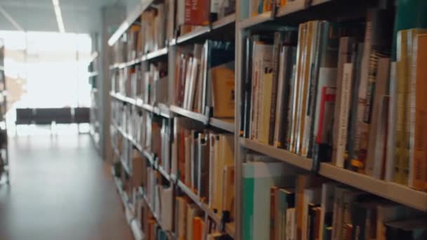 有许多书架和书籍的图书馆古代经典知识全景内部研究档案 — 图库视频影像