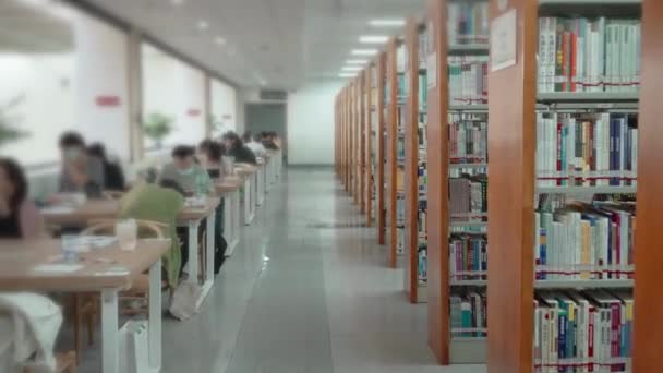 Librerie Nella Moderna Biblioteca Universitaria Con Scaffali Pieni Libri Formazione — Video Stock