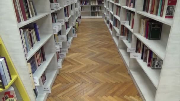 Modern Üniversite Kütüphanesinde Raflar Kitaplarla Dolu Eğitim Geçmişiyle Okul Konseptine — Stok video