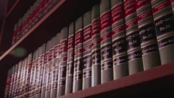 Kütüphane Eski Kitaplar Hukuk Tarih Büyük Ahşap Kitap Raf Konsept — Stok video