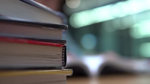 文学の積み重ねテキストアーカイブ教室の本棚学歴教育の概念 — ストック動画