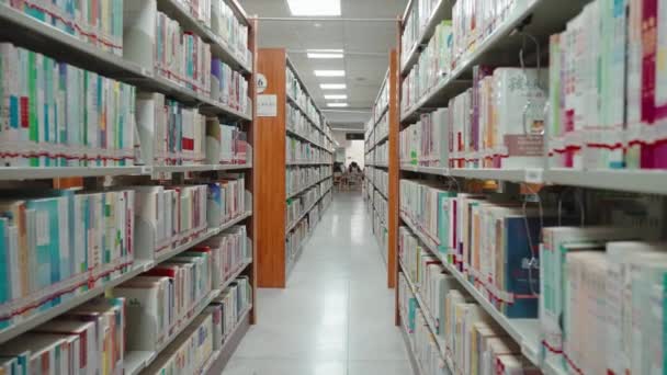 Könyvespolcok Modern Egyetemi Könyvtár Polcok Tele Könyvek Oktatási Háttér Vissza — Stock videók