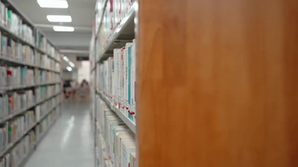 公共图书馆书架上藏有许多书籍和研究科学教育的现代书籍 — 图库视频影像