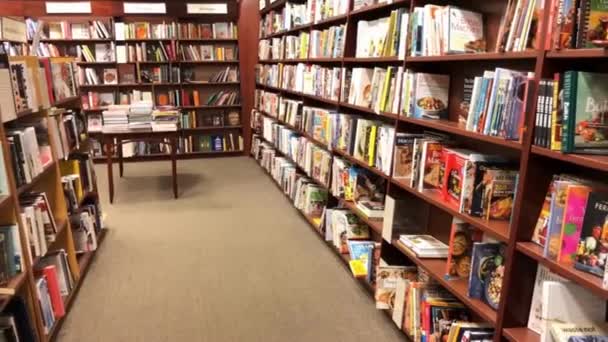Biblioteca Moderna Com Muitos Livros Prateleira Sala Leitura Educação Universitária — Vídeo de Stock