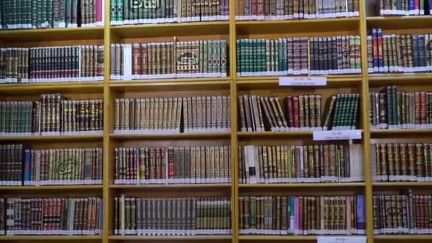 Biblioteca Moderna Com Muitos Livros Prateleira Sala Leitura Educação Universitária — Vídeo de Stock