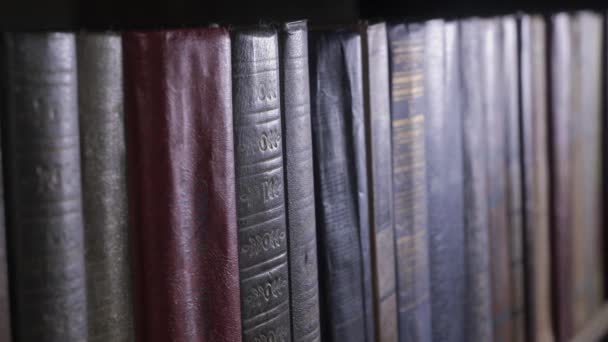 Gamla Böcker Med Lyxigt Omslag Läderbindning Historia Bibliotek Row Bokhylla — Stockvideo