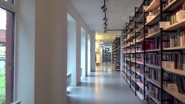 Bokhylla Biblioteket Interiör Hyllor Med Många Böcker Och Forskning Vetenskaplig — Stockvideo