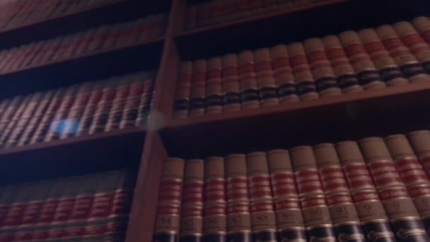 Βιβλιοθήκη Παλιά Βιβλία Νόμος Και Ιστορία Μεγάλο Ξύλινο Βιβλίο Ράφι — Αρχείο Βίντεο