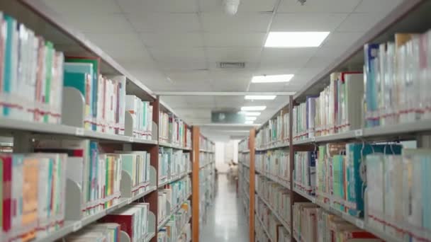 Libreria Biblioteca Pubblica Interno Scaffali Con Molti Libri Ricerca Formazione — Video Stock