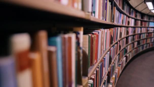 Diverse Boeken Planken Bij Een Grote Moderne Universiteitsbibliotheek Boekhandel Onderwijs — Stockvideo