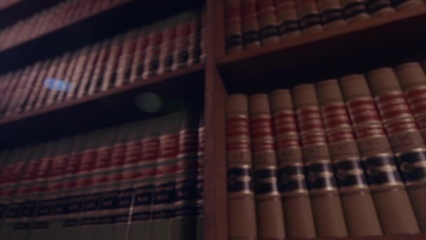 Βιβλιοθήκη Παλιά Βιβλία Νόμος Και Ιστορία Μεγάλο Ξύλινο Βιβλίο Ράφι — Αρχείο Βίντεο