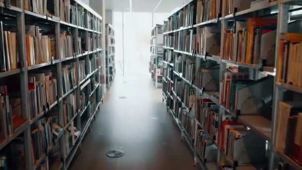 Современная Библиотека Большим Количеством Книг Полке Читальный Зал Колледжа Исследования — стоковое видео