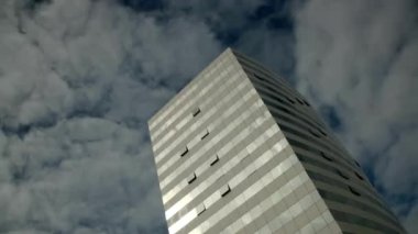 Gökyüzü bulutlu cam gökdelen, ofis binaları merkezi karanlık gökyüzü modern zaman aralığı