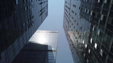 Central City Center 'daki Business City ve Sky ofis binaları. Geniş açı, ufuk çizgisi arka plan.