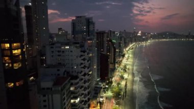 Şehir manzarası gökyüzü manzarası. Hava manzarası. Günbatımını aydınlatan gökyüzü.