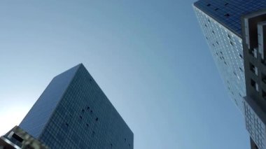 Modern iş yeri binalarının düşük açılı görüntüsü Mavi ayna yüzlü gökdelen Şirket gökyüzünü inşa ediyor