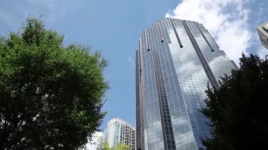Modern iş yeri binalarının düşük açılı görüntüsü Mavi ayna yüzlü gökdelen Şirket gökyüzünü inşa ediyor