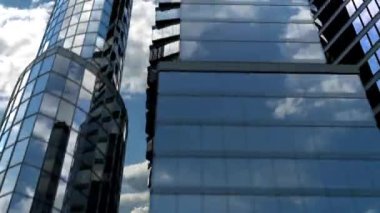 animasyon Windows of Skyscraper Business Office ile mavi gökyüzü ayna finans bölgesi soyut modern şehir arka planı