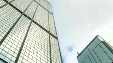 animasyon Windows of Skyscraper Business Office ile mavi gökyüzü ayna finans bölgesi soyut modern şehir arka planı