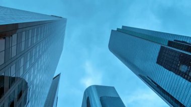 Zaman Hızı bulutu ve iş yeri kulesi gökdelen gökdelen şehir mimarisi şehir manzarası modern şehir manzarası