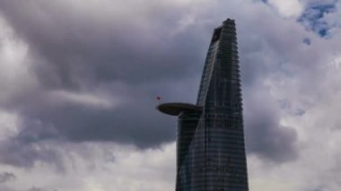 Gökdelenler ve zaman çizelgeleri mavi gökyüzü bulutu hareket ediyor Kurumsal bölge sahne altyapı tasarımı ekonomisine bakın