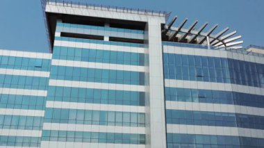 Gökdelen İşletme Kurumu 'nun mavi gökyüzü kavramına sahip binasının pencereleri finans ekonomisi