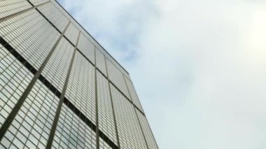 Ofis binasının pencereleri Bulutlu mavi gökyüzü yüksek yükselen modern gökdelen zaman atlamalı iş arka planı