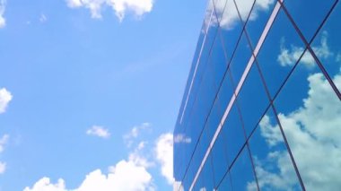Ofis binasının pencereleri Bulutlu mavi gökyüzü yüksek yükselen modern gökdelen zaman atlamalı iş arka planı