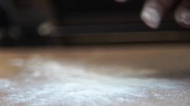 Pizza ya da ekmek için profesyonel fırın mutfağının hamur yoğurma sahnesine yakın sinemada.