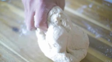 Fırıncının elleri hamur yoğurur ekmek pişirir. Gıda konsepti geçmiş hamur işleri lezzetli çörekler pişirir