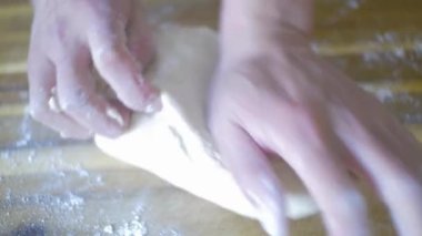 Fırıncının elleri hamur yoğurur ekmek pişirir. Gıda konsepti geçmiş hamur işleri lezzetli çörekler pişirir