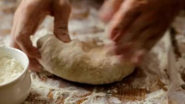 Fırıncı şef un yoğurur ev yapımı pişirme konsepti için taze para yapar.