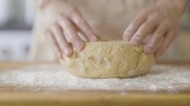 Şefin yakın plan resimleri fırıncı ekmek hamuru hazırlıyor hamur yoğurma tahtadan yapılmış pizzayı hazırlayın