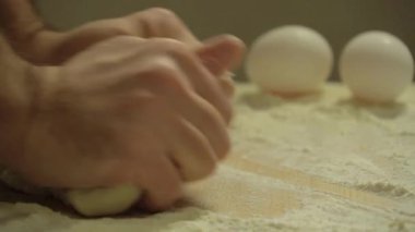 Unlu fırıncının elleri. Hamuru yoğur, ekmek, makarna ya da pizza yap.